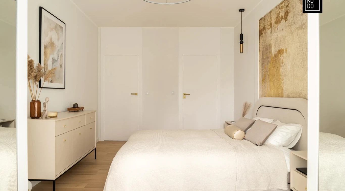 Sypialnia ze złotymi dodatkami w Odea Park, Gdańsk