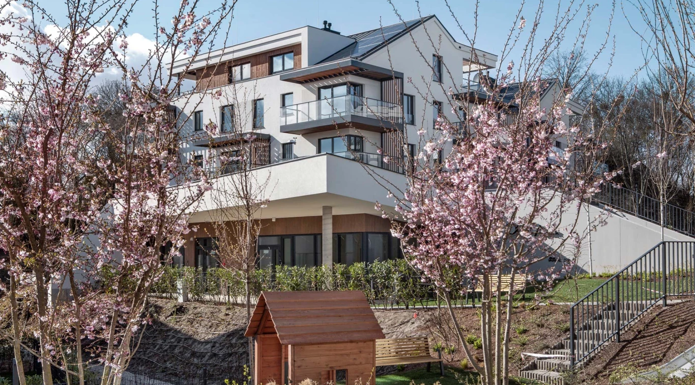 Teren Odea Park w Gdańsku z alejkami i zielenią