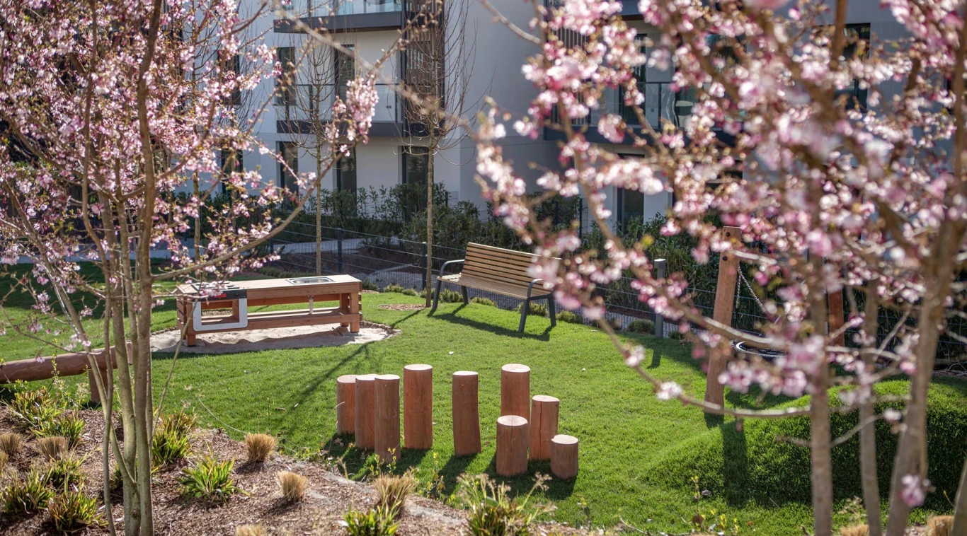 Park z ławkami w Odea Park Dolne Miasto