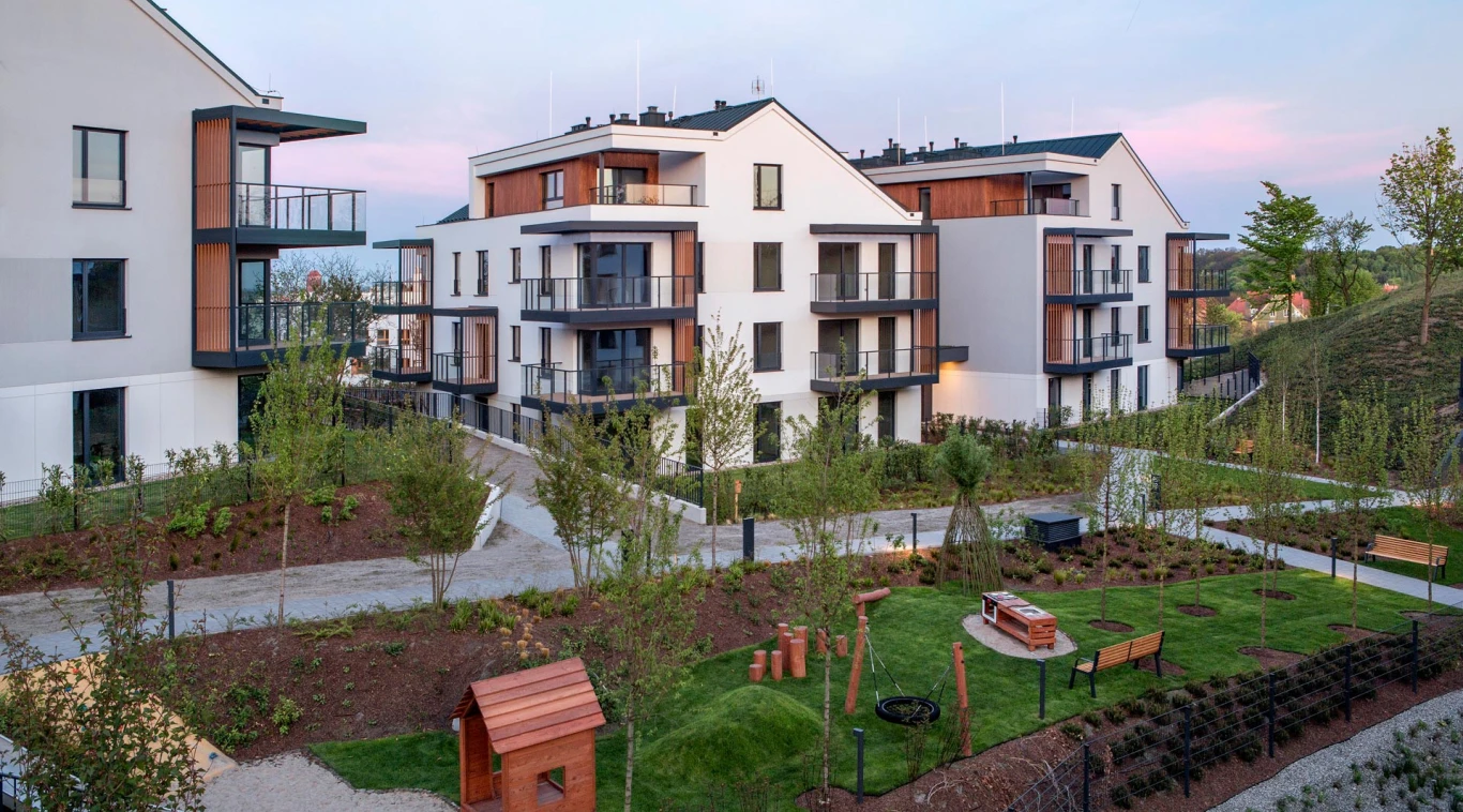 Widok na zielone wzgórze z osiedla Odea Park, Gdańsk 