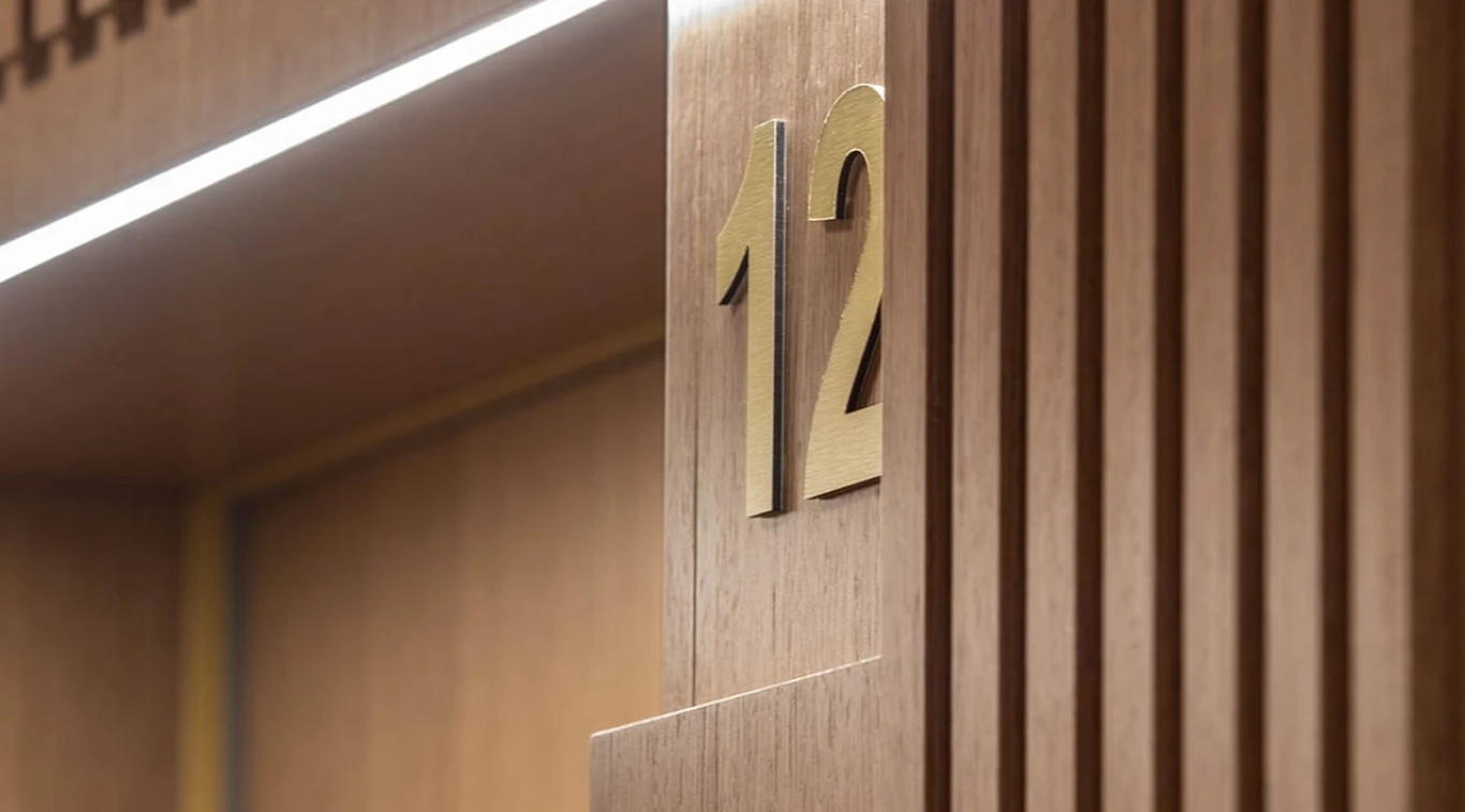 Przestrzeń wspólna Yareal z drewnianymi elementami