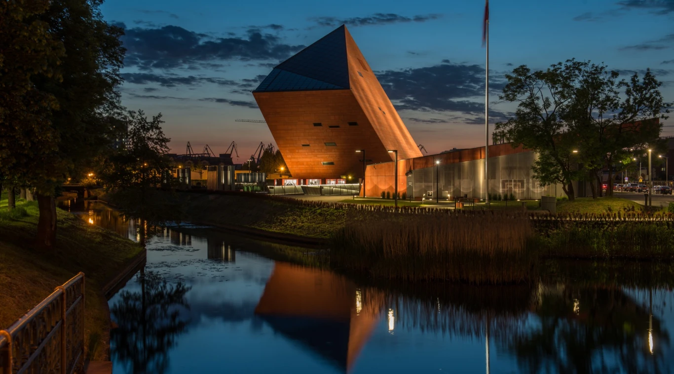 Motława wieczorem w pobliżu Odea Park Gdańsk Śródmieście